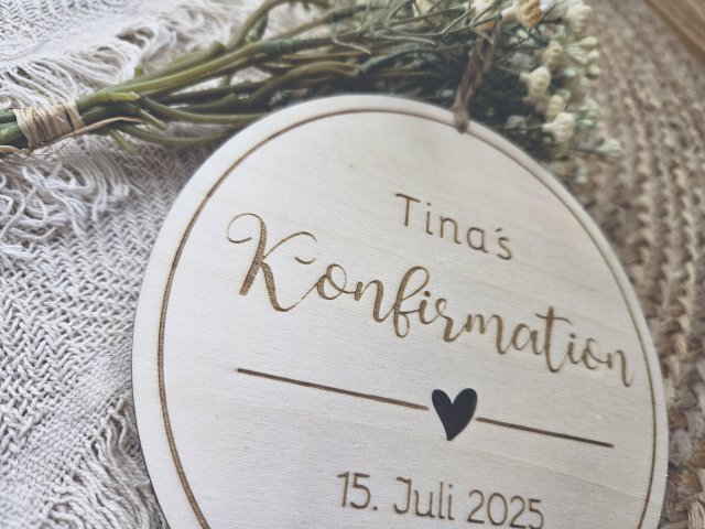 Holzschild "Konfirmation Tina" mit individueller Gravur aus Holz
